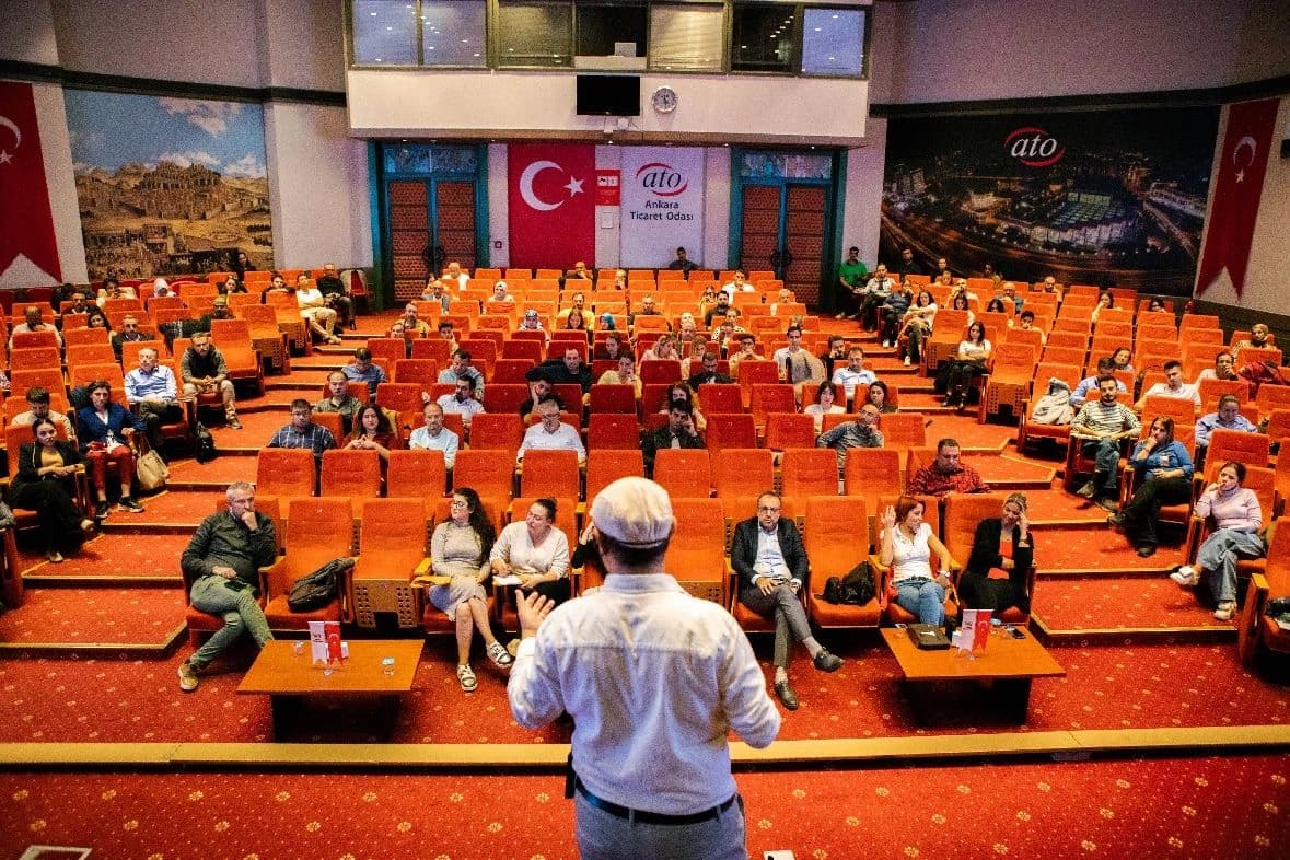 Ankara Ticaret Odası eğitim salonunda katılımcılar