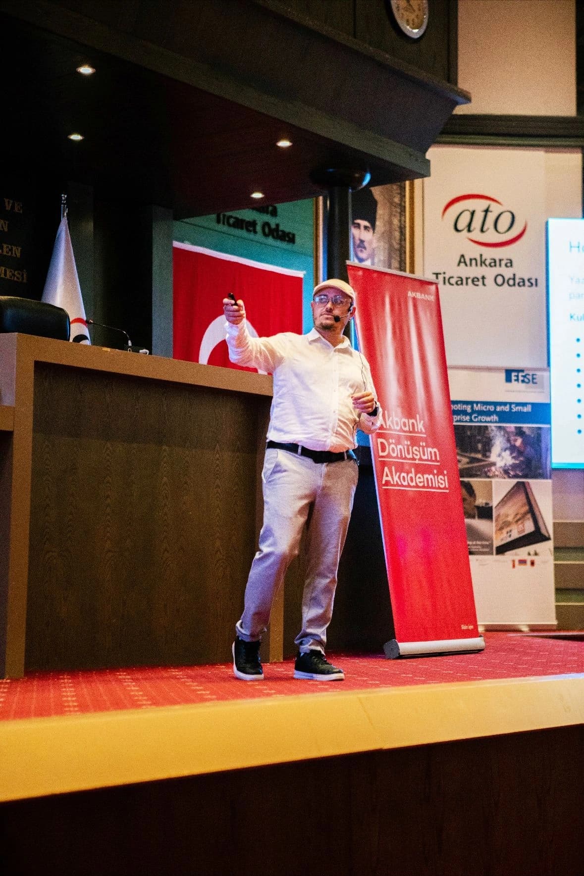Serhat Atik Ankara Ticaret Odası'nda eğitim verirken
